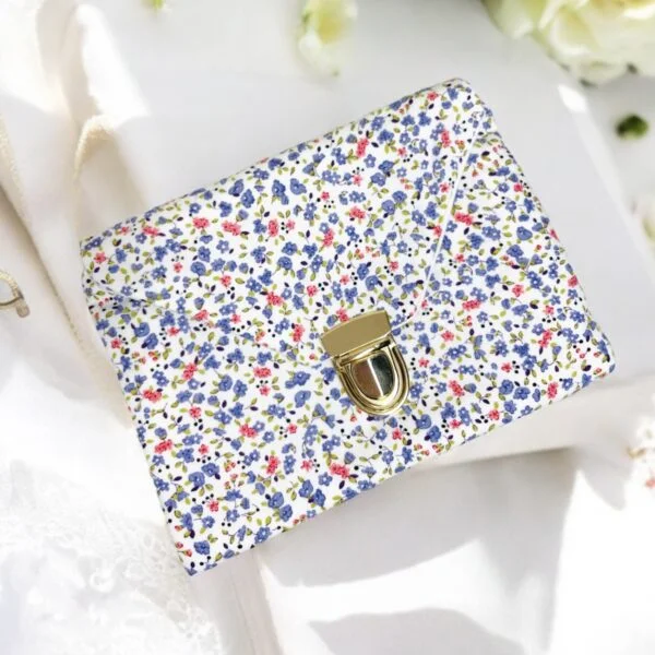 Pochette plate fleurie fermée blanc